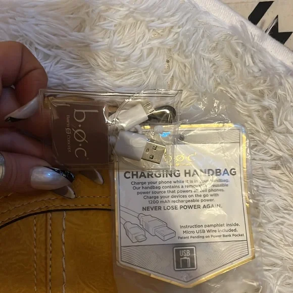 🆕B.O.C charging handbag, this bag is a must have. Priced to sell fast - Picture 3 of 9
